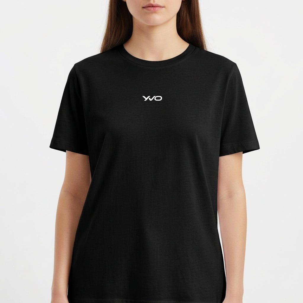 Camiseta com estampa frontal de um pequeno logotipo estilizado com as letras "WO" centralizado abaixo da linha do peito.