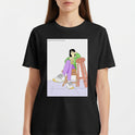 Camiseta com estampa frontal de uma figura sentada em cadeiras entrelaçadas, vestindo roupas casuais e tênis, sobre um piso com padrão geométrico.