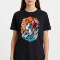 Camiseta com estampa frontal de máscara kitsune centralizada entre chamas e ondas, com kanjis japoneses e detalhes intricados de movimento e textura.
