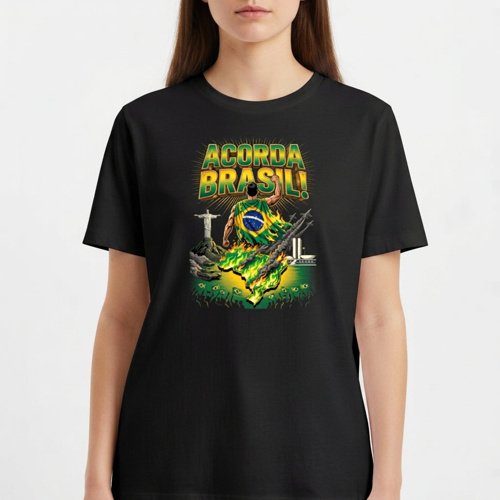 Camiseta com estampa frontal de mão erguendo o mapa do Brasil em chamas, bandeira, Cristo Redentor, Congresso Nacional e multidão abaixo.