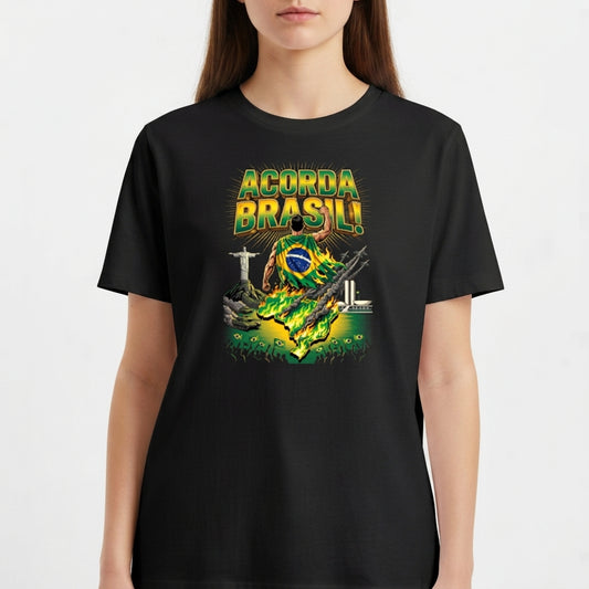 Camiseta com estampa frontal de mão erguendo o mapa do Brasil em chamas, bandeira, Cristo Redentor, Congresso Nacional e multidão abaixo.