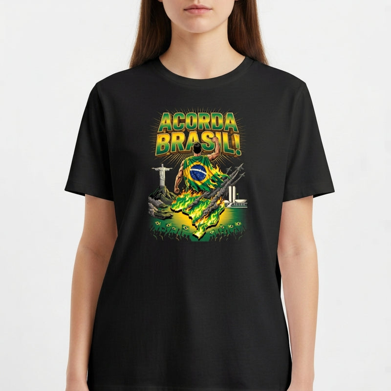 Camiseta com estampa frontal de mão erguendo o mapa do Brasil em chamas, bandeira, Cristo Redentor, Congresso Nacional e multidão abaixo.