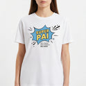 Camiseta com estampa frontal de um emblema em estilo de quadrinhos com as palavras "SUPER PAI", seguido por "MEU AMIGO, MEU EXEMPLO, MEU HERÓI".