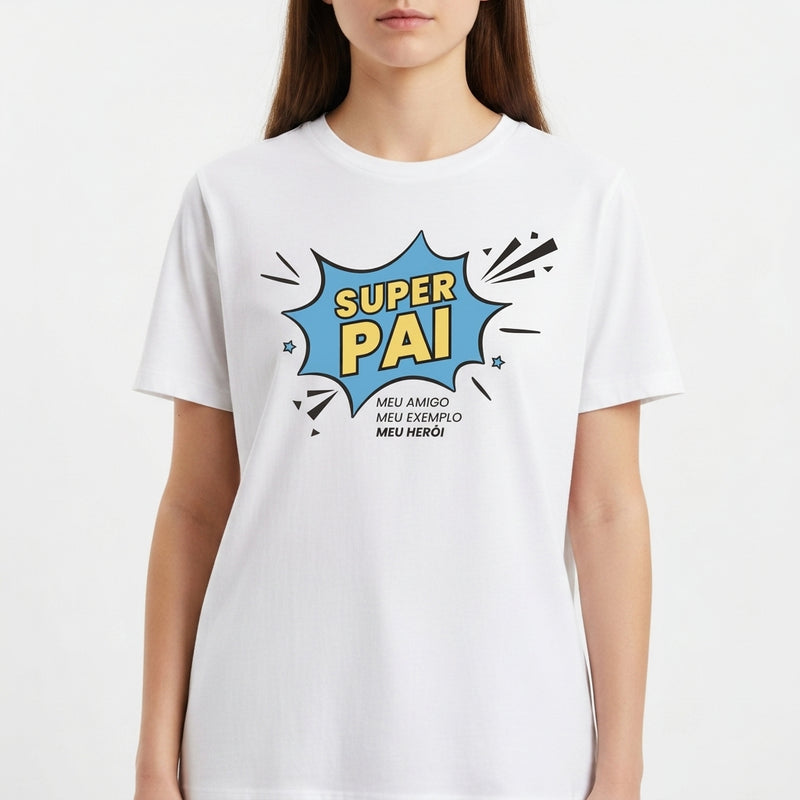 Camiseta com estampa frontal de um emblema em estilo de quadrinhos com as palavras "SUPER PAI", seguido por "MEU AMIGO, MEU EXEMPLO, MEU HERÓI".