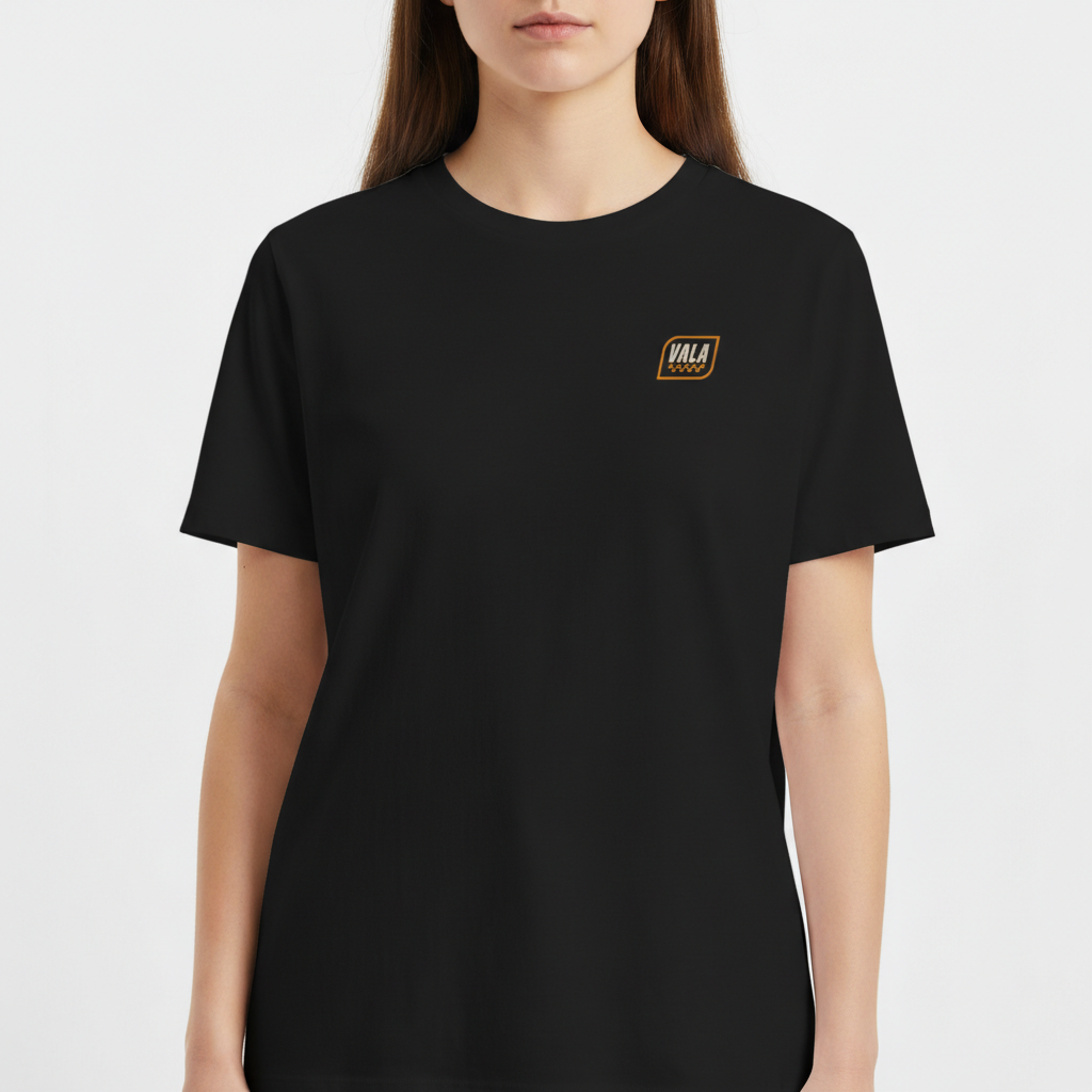 Camiseta com estampa frontal de um emblema pequeno com a palavra "VALA" e estampa traseira com texto "VALA KUSTOM SEM DESCULPAS SEM REMORSOS" e detalhes geométricos.