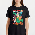 Camiseta com estampa frontal de dois personagens em estilo anime, um segurando café e outro apontando, com texto em japonês e inglês acima e abaixo.
