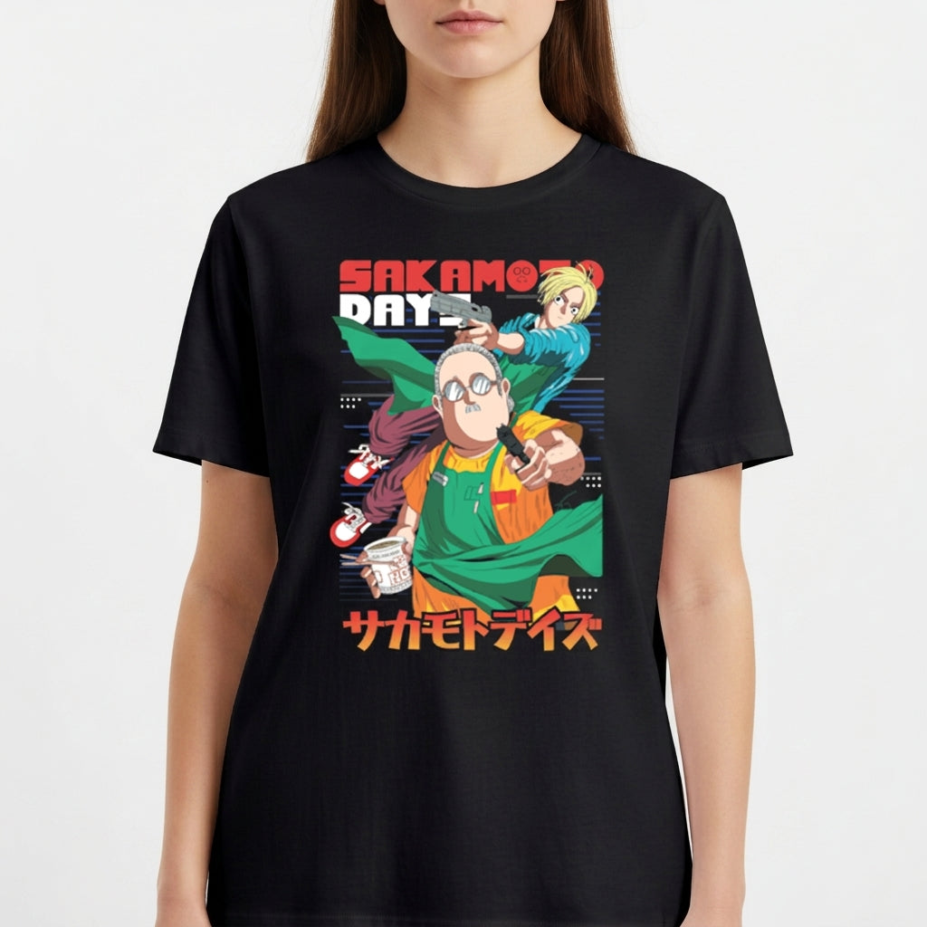 Camiseta com estampa frontal de dois personagens em estilo anime, um segurando café e outro apontando, com texto em japonês e inglês acima e abaixo.