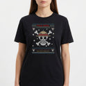 Camiseta com estampa frontal de caveira estilizada com chapéu, ossos cruzados, flocos de neve, pequenos crânios e a frase "Feliz Natal" acima.