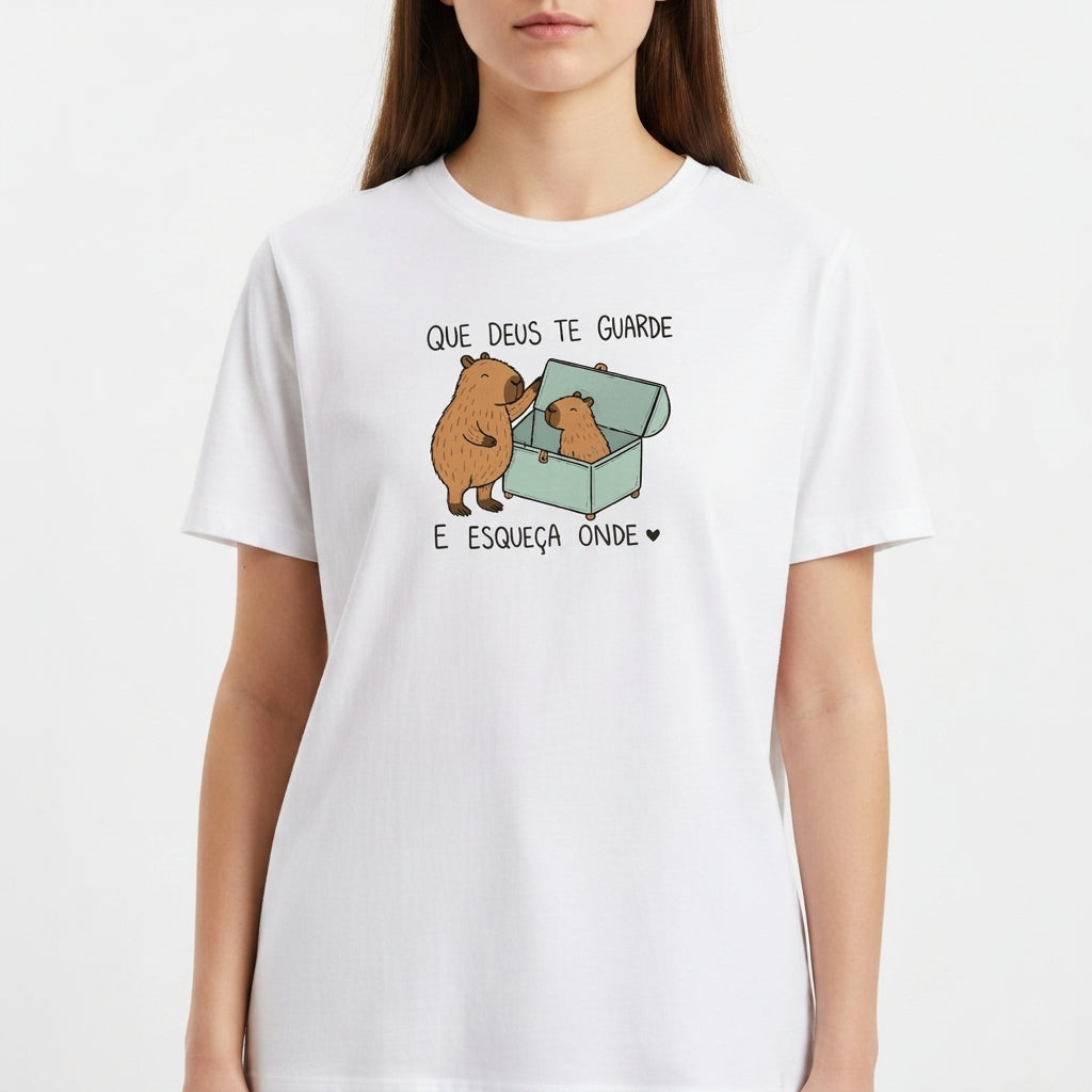 Camiseta com estampa frontal de dois capivaras, uma do lado de fora e outra dentro de uma caixa, acompanhadas da frase "QUE DEUS TE GUARDE E ESQUEÇA ONDE".
