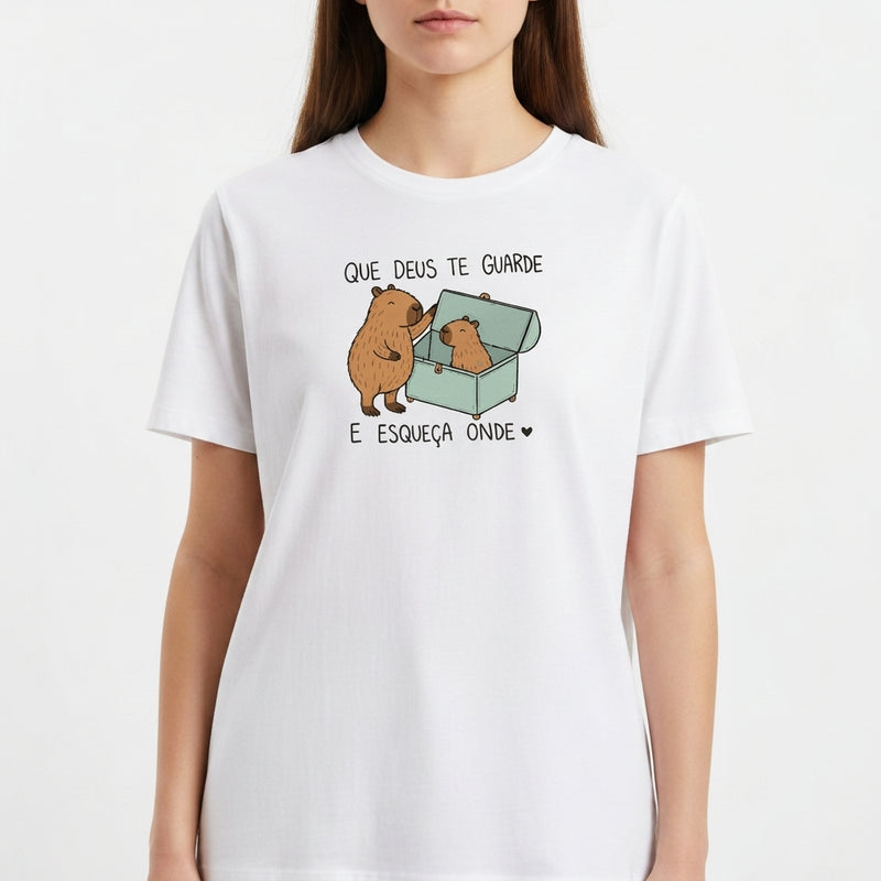 Camiseta com estampa frontal de dois capivaras, uma do lado de fora e outra dentro de uma caixa, acompanhadas da frase "QUE DEUS TE GUARDE E ESQUEÇA ONDE".