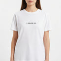 Camiseta com estampa frontal de "2 Coríntios 12:9" e estampa traseira de "A Tua Graça Me Basta" acompanhada por um simpático emoji centralizado.
