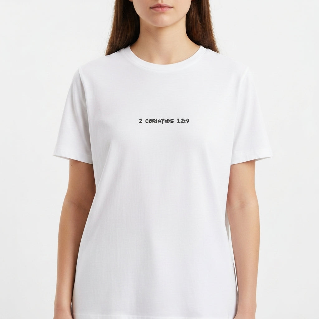 Camiseta com estampa frontal de "2 Coríntios 12:9" e estampa traseira de "A Tua Graça Me Basta" acompanhada por um simpático emoji centralizado.