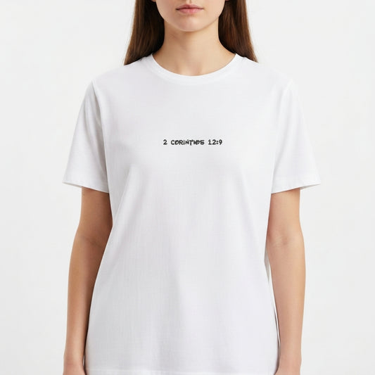 Camiseta com estampa frontal de "2 Coríntios 12:9" e estampa traseira de "A Tua Graça Me Basta" acompanhada por um simpático emoji centralizado.
