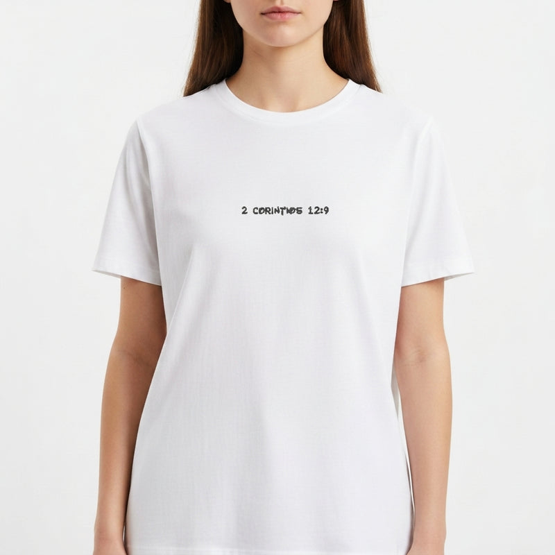 Camiseta com estampa frontal de "2 Coríntios 12:9" e estampa traseira de "A Tua Graça Me Basta" acompanhada por um simpático emoji centralizado.