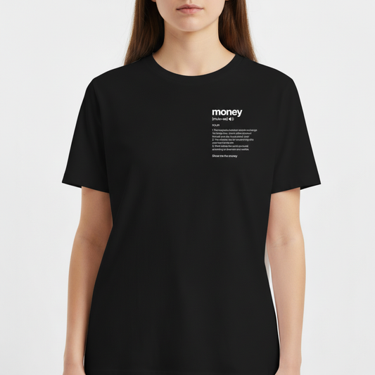 Camiseta com estampa frontal de texto descrevendo a definição da palavra "money", incluindo pronúncia, um ícone de som e três sentidos contextualizados.