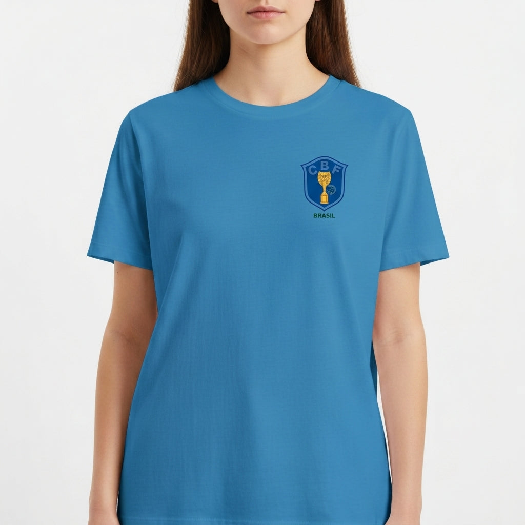 Camiseta com estampa frontal de escudo com taça de futebol e palavra "Brasil" e estampa traseira de número "10" em destaque abaixo de símbolo geométrico.
