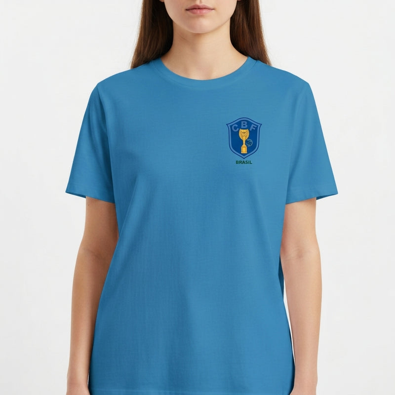 Camiseta com estampa frontal de escudo com taça de futebol e palavra "Brasil" e estampa traseira de número "10" em destaque abaixo de símbolo geométrico.