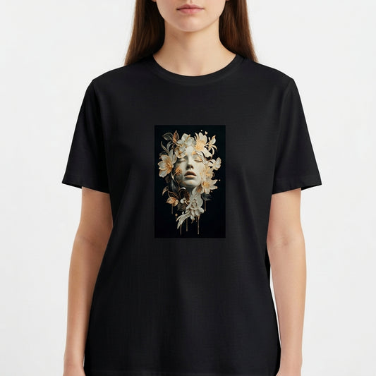 Camiseta com estampa frontal de um rosto artístico imerso em elementos florais intricados, criando um visual detalhado e intrigante que capta a atenção.
