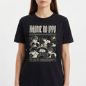 Camiseta com estampa frontal de quadrinhos ilustrados em cenas de luta, com personagens desenhados em estilo mangá, acompanhados por textos estilizados.