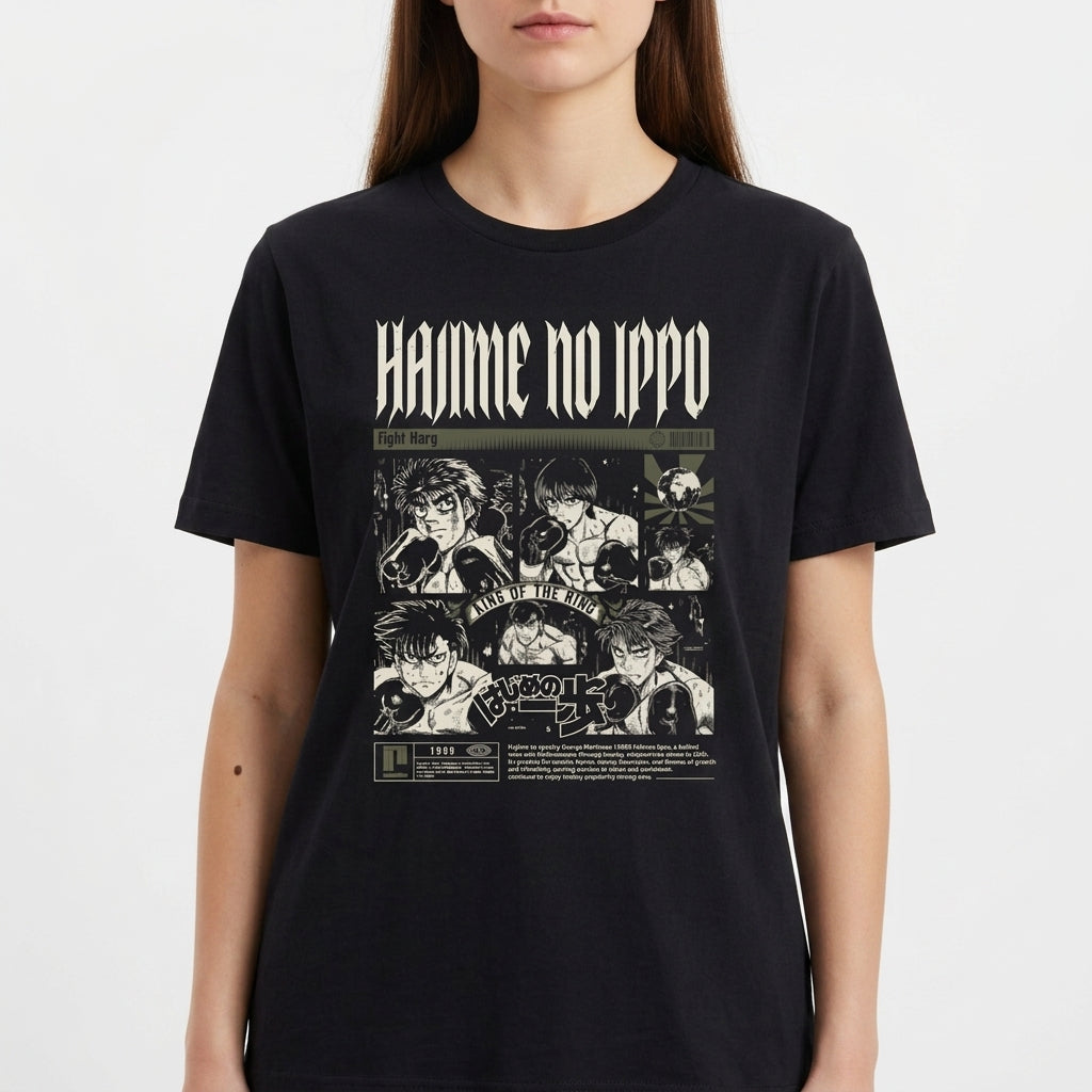 Camiseta com estampa frontal de quadrinhos ilustrados em cenas de luta, com personagens desenhados em estilo mangá, acompanhados por textos estilizados.