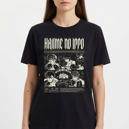 Camiseta com estampa frontal de quadrinhos ilustrados em cenas de luta, com personagens desenhados em estilo mangá, acompanhados por textos estilizados.