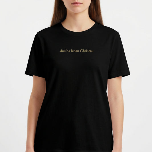 Camiseta com estampa frontal de texto estilizado centralizado que diz "doulos Iesou Christou" em fonte discreta e elegante, destacando-se de forma sutil.