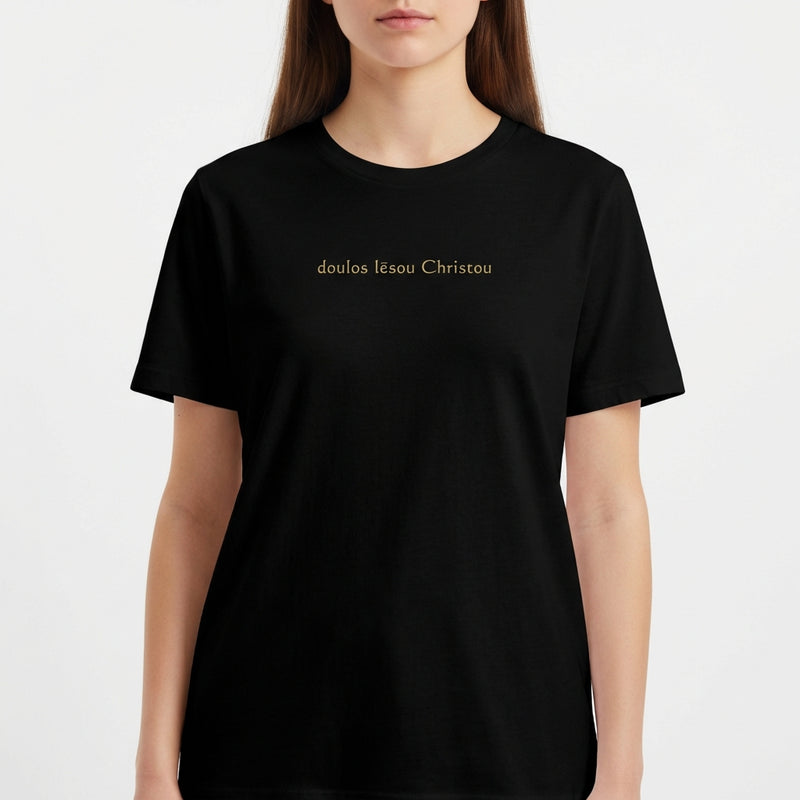 Camiseta com estampa frontal de texto estilizado centralizado que diz "doulos Iesou Christou" em fonte discreta e elegante, destacando-se de forma sutil.