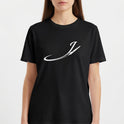 Camiseta com estampa frontal de letra cursiva estilizada acompanhada de pena afiada, formando um design fluido e elegante que se destaca visualmente.