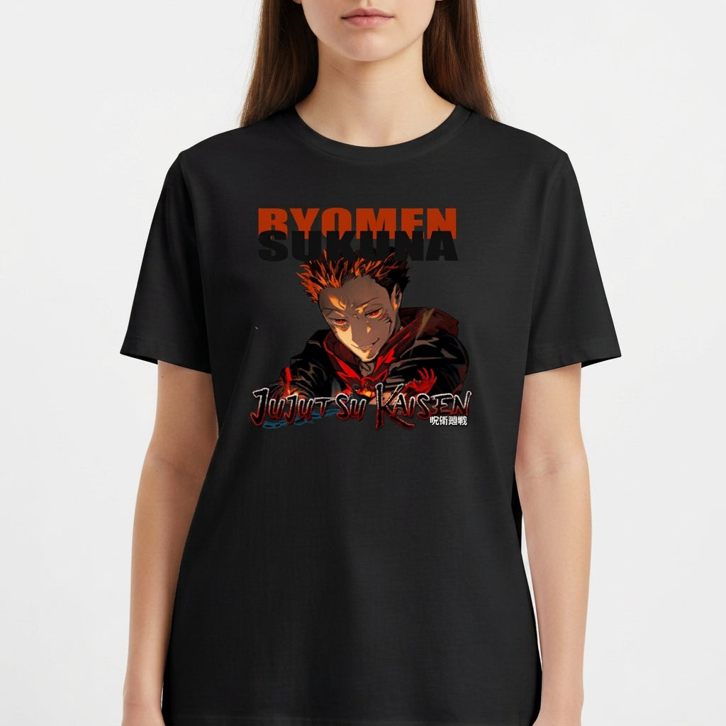Camiseta com estampa frontal de personagem de anime com expressão intensa abaixo de texto grande e estilizado, incluindo título e caracteres japoneses.