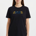 Camiseta com estampa frontal de mensagem em texto estilizado "DEUS ACIMA DE TUDO BRASIL ACIMA DE TODOS" e estampa traseira pequena com "ACIMA DE TUDO".