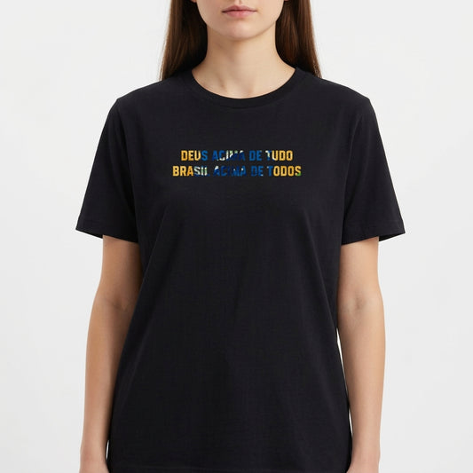 Camiseta com estampa frontal de mensagem em texto estilizado "DEUS ACIMA DE TUDO BRASIL ACIMA DE TODOS" e estampa traseira pequena com "ACIMA DE TUDO".