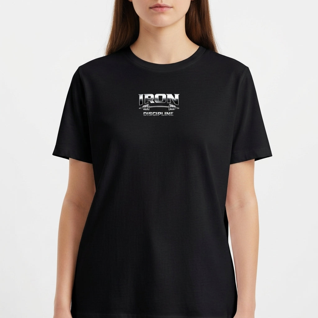Camiseta com estampa frontal de "IRON DISCIPLINE" acompanhada de desenho de barras, e estampa traseira de "SEM DESCULPAS IRON DISCIPLINE" em letras destacadas.