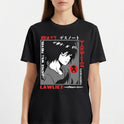 Camiseta com estampa frontal de personagem de anime em estilo gráfico, cercado por textos verticais e horizontais em inglês e japonês, com destaque para o nome "Lawliet".