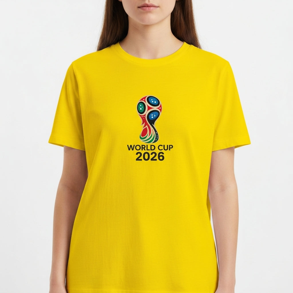 Camiseta com estampa frontal de troféu estilizado da Copa do Mundo, composto por padrões geométricos e detalhes de bola, acompanhado do texto "WORLD CUP 2026".