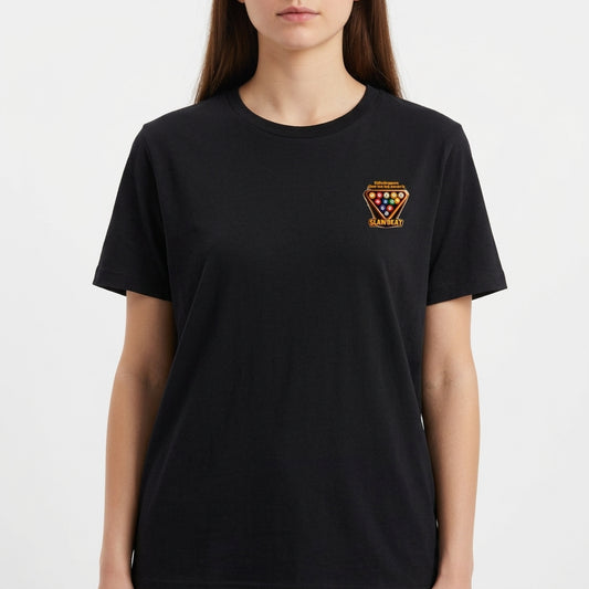 Camiseta com estampa frontal de um triângulo com bolas de bilhar e estampa traseira de triângulo com bolas de bilhar, frase motivacional e "RAWBEAT".
