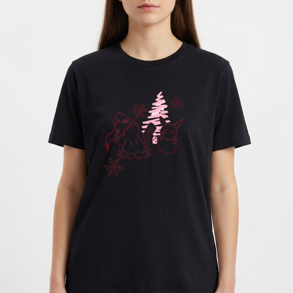 Camiseta com estampa frontal de personagens ao lado de pinheiro estilizado, acompanhados por flocos de neve dispersos pelo design.