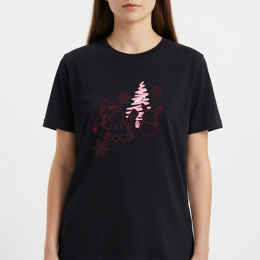 Camiseta com estampa frontal de personagens ao lado de pinheiro estilizado, acompanhados por flocos de neve dispersos pelo design.