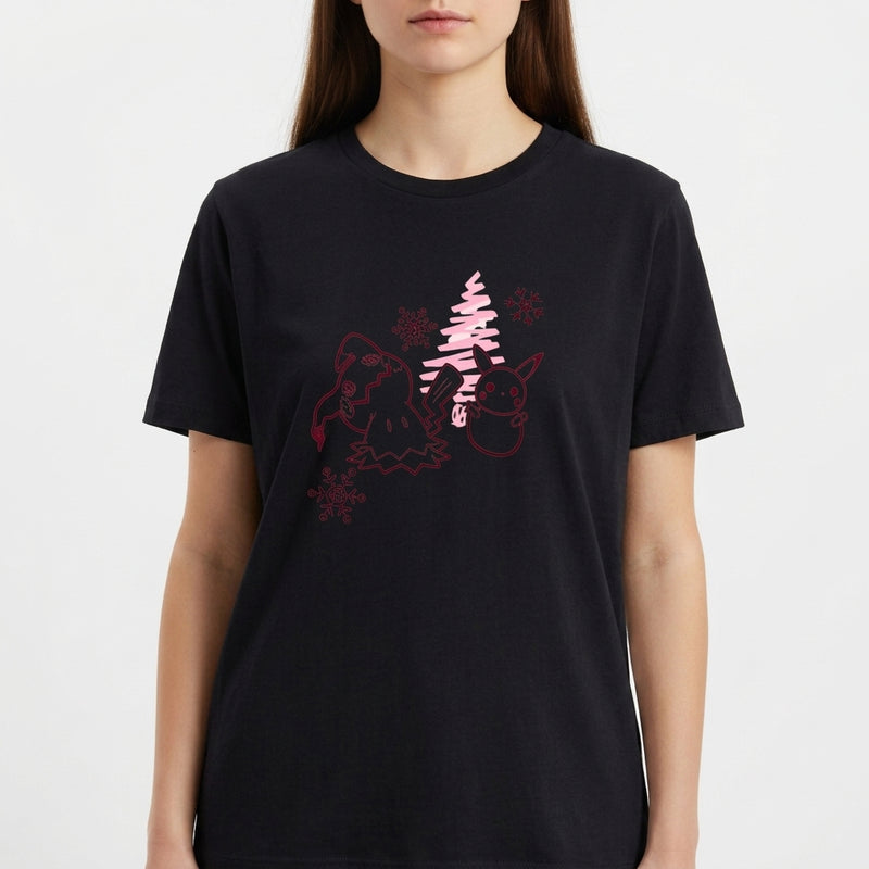 Camiseta com estampa frontal de personagens ao lado de pinheiro estilizado, acompanhados por flocos de neve dispersos pelo design.