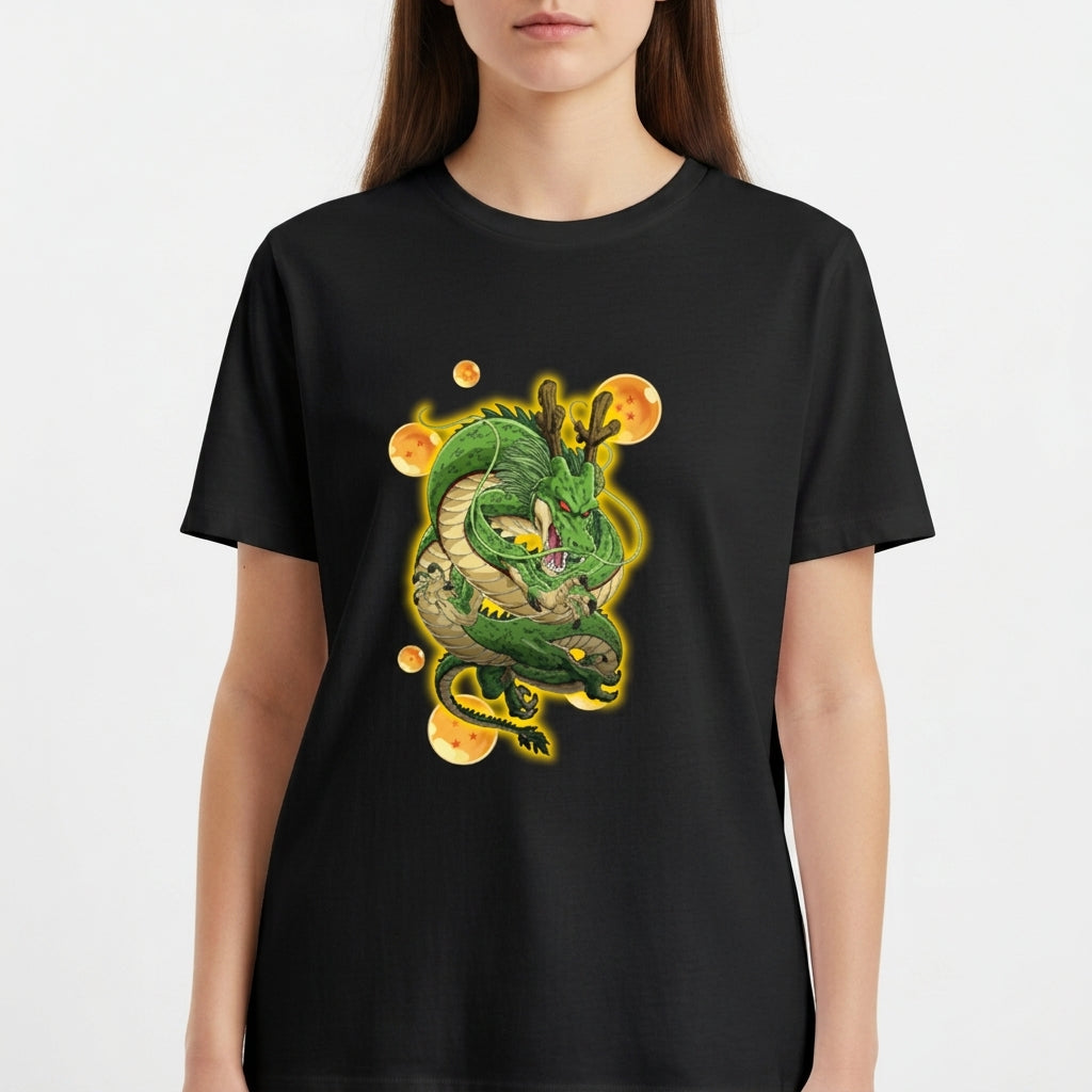 Camiseta com estampa frontal de dragão verde com detalhes intricados, rodeado por esferas luminosas e brilhantes em uma composição dinâmica e chamativa.