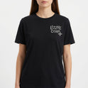Camiseta com estampa frontal de texto estilizado "LIZZY CORP" ao lado de um pequeno símbolo geométrico, ambos localizados na parte superior direita.