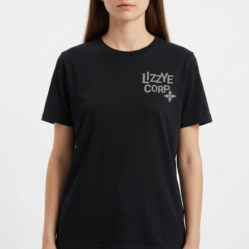 Camiseta com estampa frontal de texto estilizado "LIZZY CORP" ao lado de um pequeno símbolo geométrico, ambos localizados na parte superior direita.