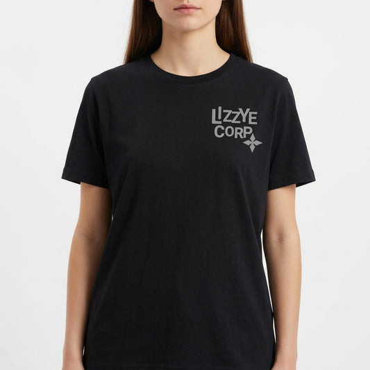 Camiseta com estampa frontal de texto estilizado "LIZZY CORP" ao lado de um pequeno símbolo geométrico, ambos localizados na parte superior direita.