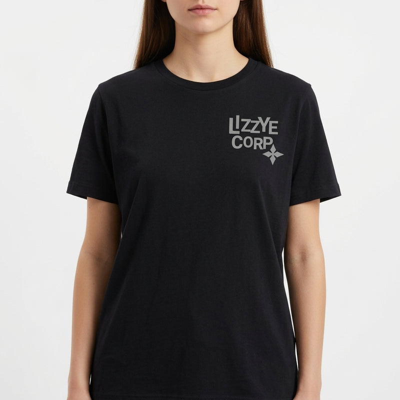 Camiseta com estampa frontal de texto estilizado "LIZZY CORP" ao lado de um pequeno símbolo geométrico, ambos localizados na parte superior direita.