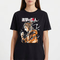 Camiseta com estampa frontal de personagem de cabelo preso e traje volumoso, rodeado por padrões dinâmicos e caracteres estilizados ao lado.