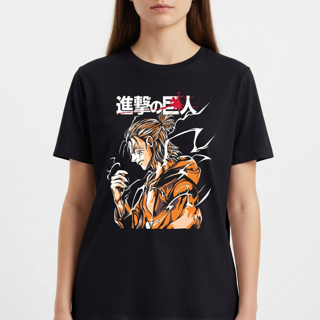 Camiseta com estampa frontal de personagem de cabelo preso e traje volumoso, rodeado por padrões dinâmicos e caracteres estilizados ao lado.