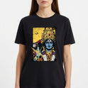 Camiseta com estampa frontal de uma figura feminina em estilo artístico, adornada com joias e detalhes florais, destacando expressões culturais e místicas.