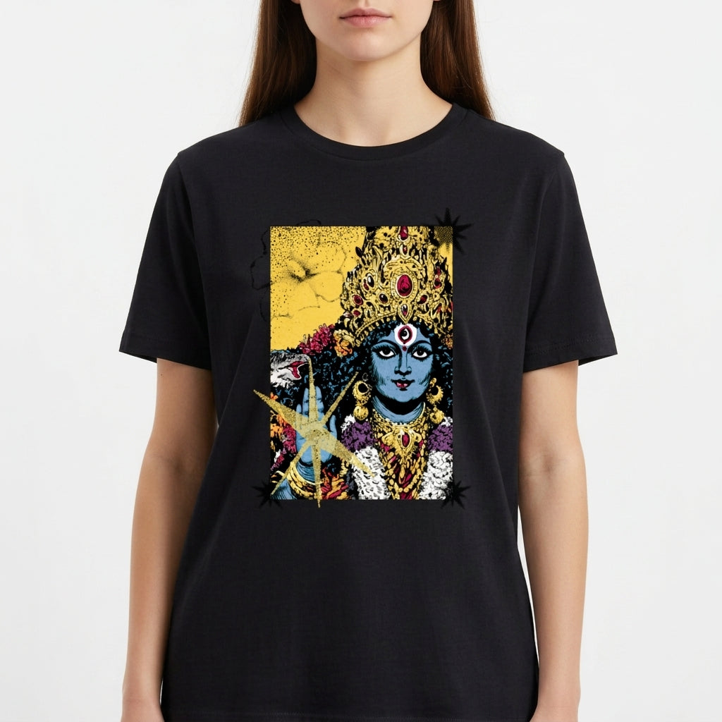 Camiseta com estampa frontal de uma figura feminina em estilo artístico, adornada com joias e detalhes florais, destacando expressões culturais e místicas.