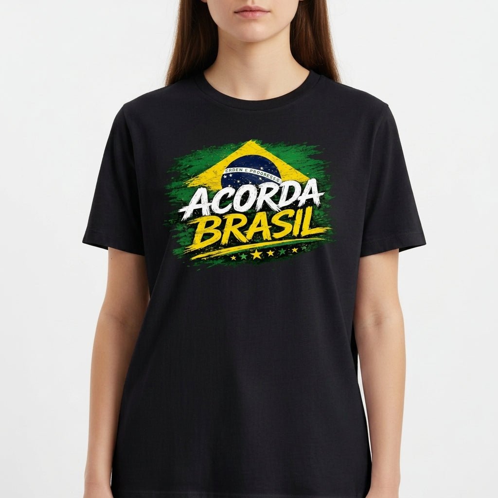 Camiseta com estampa frontal de bandeira estilizada, com o texto "ACORDA BRASIL" em destaque sobre um fundo pincelado e cinco estrelas alinhadas.