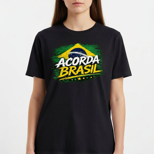 Camiseta com estampa frontal de bandeira estilizada, com o texto "ACORDA BRASIL" em destaque sobre um fundo pincelado e cinco estrelas alinhadas.