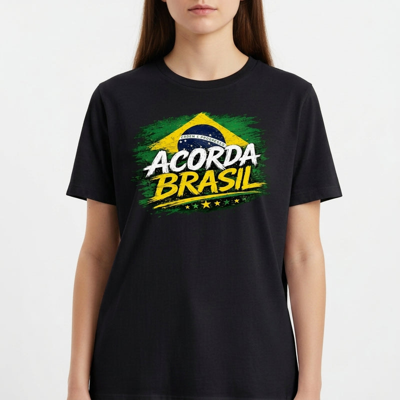 Camiseta com estampa frontal de bandeira estilizada, com o texto "ACORDA BRASIL" em destaque sobre um fundo pincelado e cinco estrelas alinhadas.